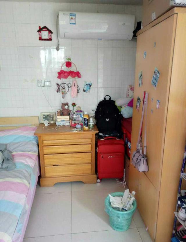 晒晒我在上海1500的出租房,厕所在厨房里,连门都没有