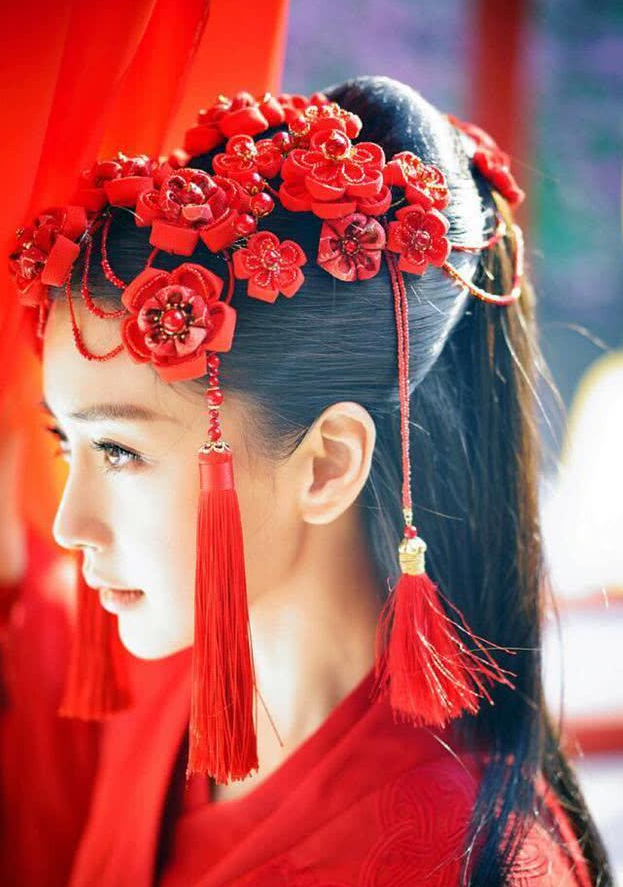 女星穿红衣古装:本以为杨幂够惊艳了,看到baby:惊为天人