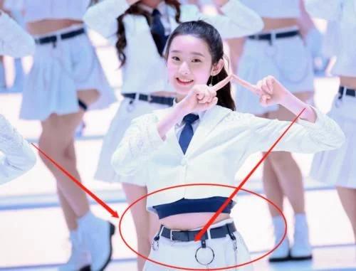 张艺凡穿粉色队服甜到牙疼,谁注意她的腰?这是什么"绝世好腰"