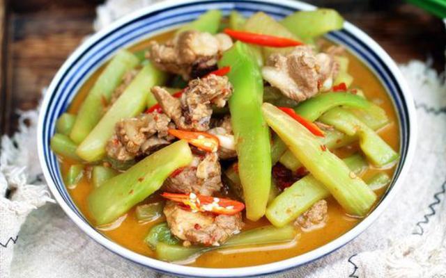 简答好吃,青笋烧排骨,鲜美好吃,超下饭|青椒|排骨|莴笋_新浪新闻