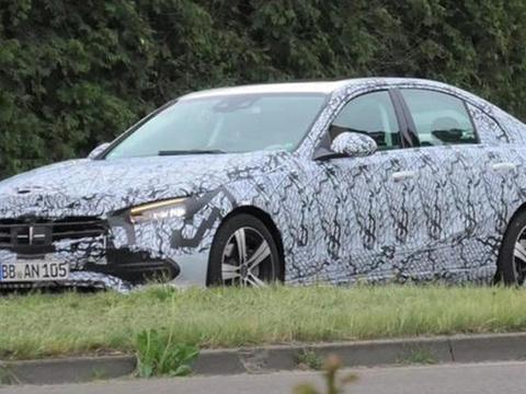 奔驰全新C级路试谍照曝光 内饰换装超大屏幕