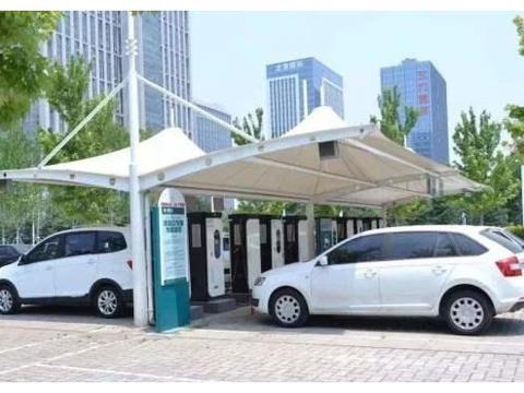 新能源车位被霸占，燃油车车主态度嚣张：没钱就别买车啊