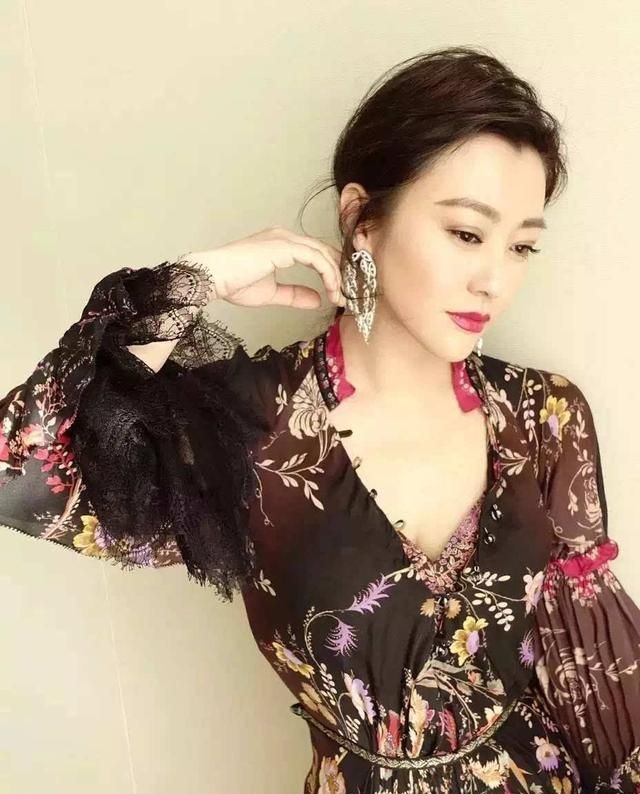 42岁郝蕾真"开放",真空深v礼裙开到腰