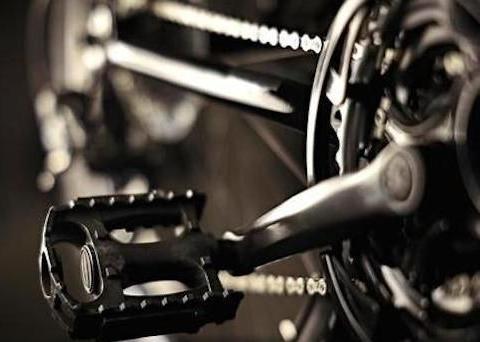 为啥电动车强制安装脚蹬子？网友：有电用不着，没电蹬不动