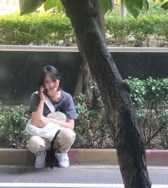 郑爽出街被偶遇,素颜穿人字拖坐路边,真面容难怪张恒不爱了