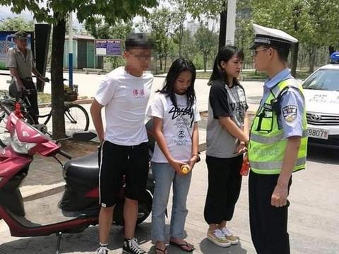 电动车后座不允许载人，难道是摆设吗？网友：只能咬牙买辆汽车