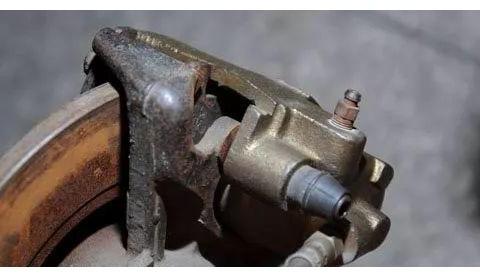 刹车踏板变软，刹车距离变长，原因竟然是...