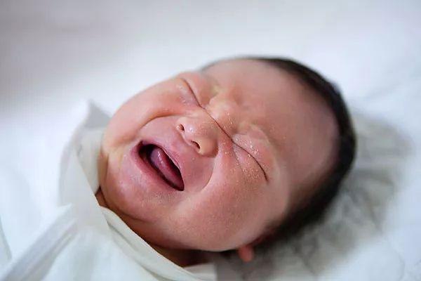刚出生的宝宝,为什么大多闭着眼?这其实是有说法的