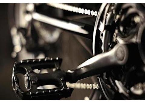 为啥电动车强制安装脚蹬子？网友：有电用不着，没电蹬不动