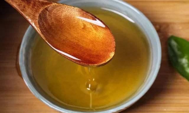 红霉素软膏加一物敷脸,15天美白肌肤淡化色斑,赶紧去备上一支