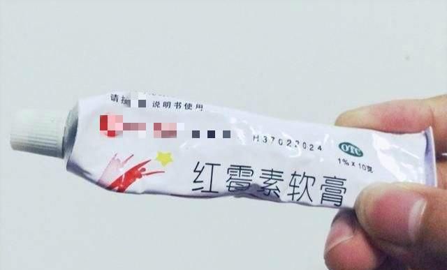红霉素软膏加一物敷脸,15天美白肌肤淡化色斑,赶紧去备上一支