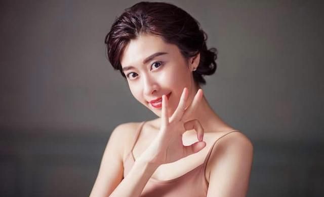 红霉素软膏加一物敷脸,15天美白肌肤淡化色斑,赶紧去备上一支