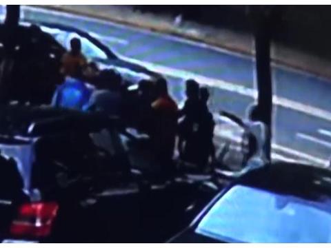 俩外卖小哥醉酒骑车撞奥迪 居然还借着酒精做出了……