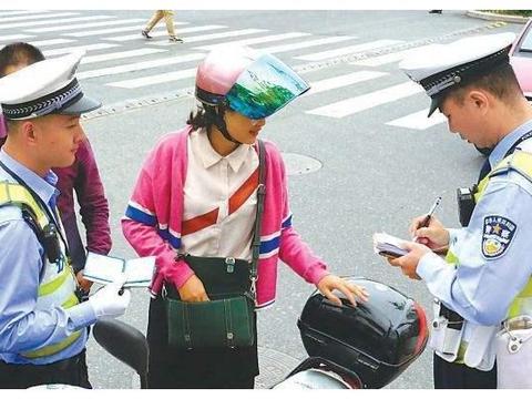 电动车“四禁”正式上线，大爷表示质疑，专家回答却被网友嘲笑