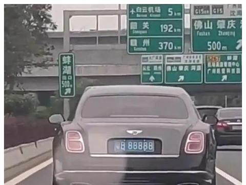 深圳800万“双拼”宾利，一看车牌挂6个8，网友：这得啥家庭啊？