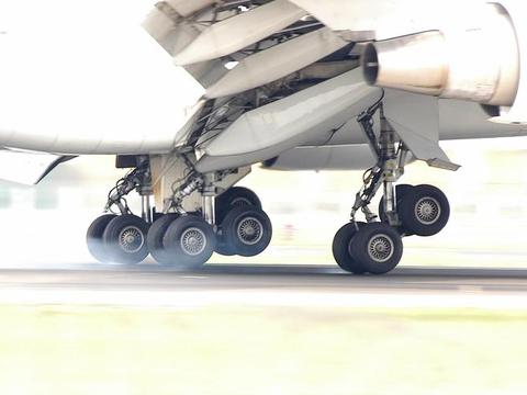 飞机轮胎不大，为何能承受“飞机”的超级重量？真实原因鲜为人知