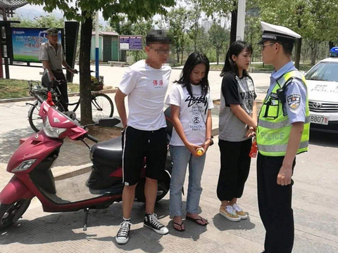 电动车后座不允许载人 网友:只能咬牙买辆汽车