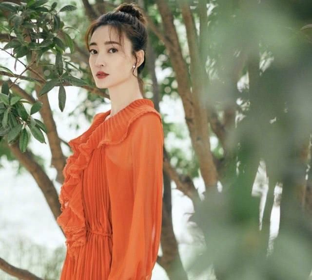 "素颜女神"王丽坤太会穿,换发型玩转多元风格
