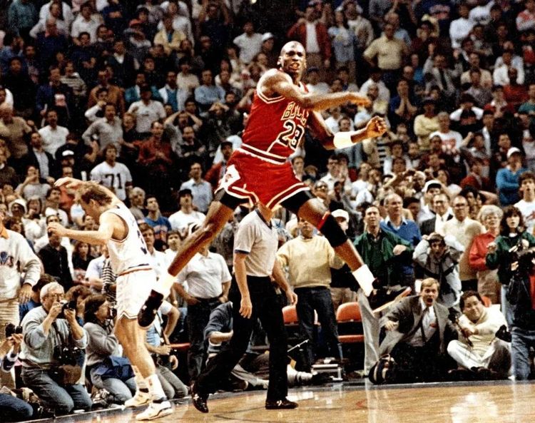 nba的世纪悬案!乔丹绝杀前到底有没有推人?裁判:这一球很强硬