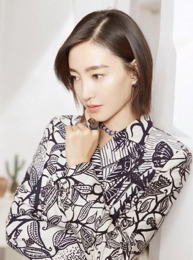 "素颜女神"王丽坤太会穿,换发型玩转多元风格
