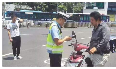 电动车“四禁”正式上线，大爷表示质疑，专家回答却被网友嘲笑