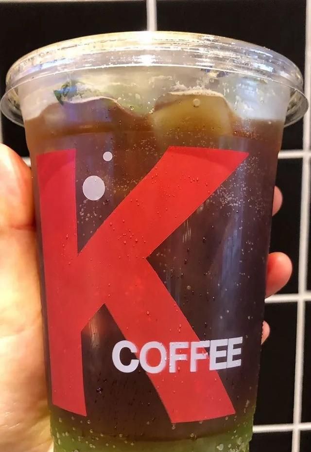 肯德基×六神花露水联名咖啡:不能驱蚊,能驱人