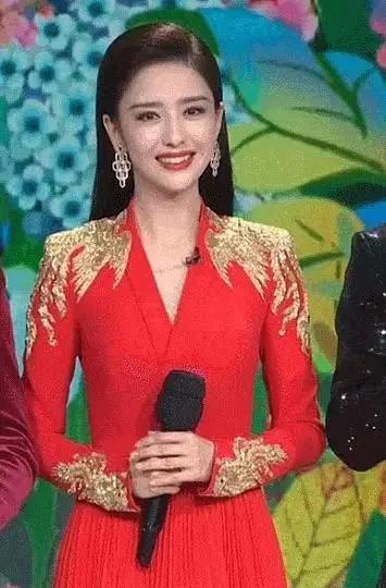 佟丽娅,李沁参加春晚,却无意带火了小红裙,超显白