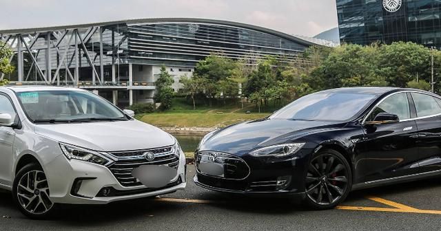 特斯拉和比亚迪电池组大比拼，拆开后：一个偶像派，一个实力派