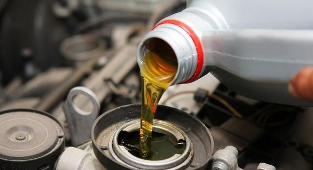 全合成机油真能用1万公里？修车工：这都不懂，多心疼下发动机吧