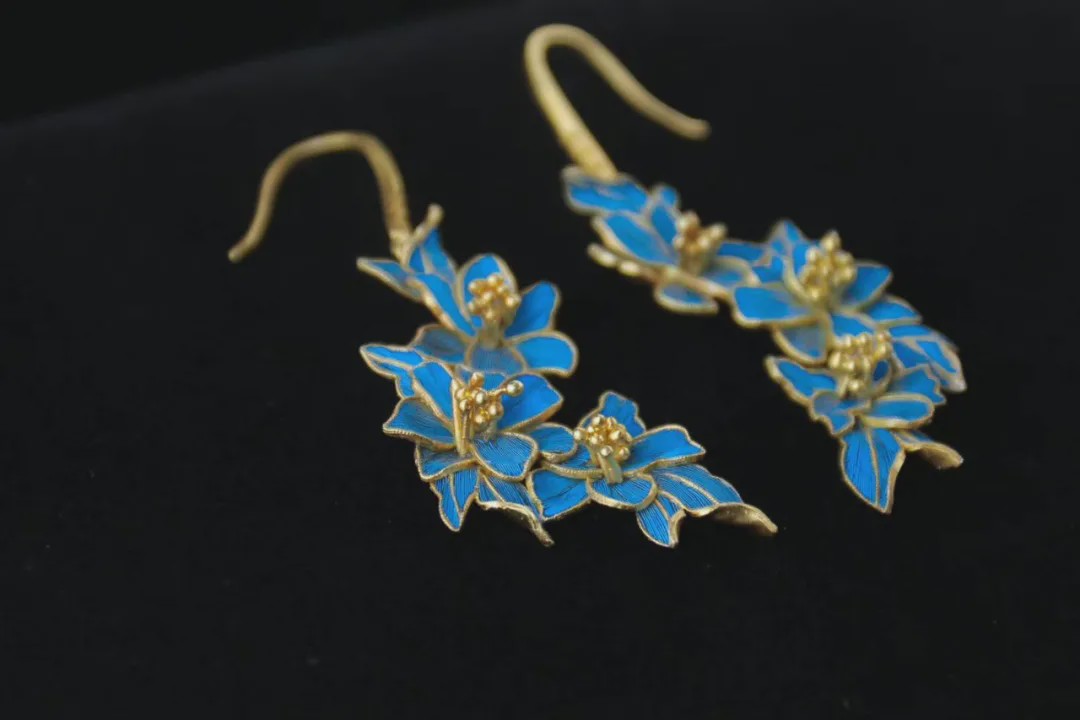 点翠饰品,这对已作为珍稀动物的翠鸟和传承了2000年的工艺来说都算是