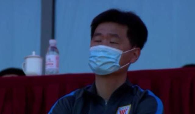 鲁能助教指挥意欲何为?球门两度失守 李太守却在替补席昏昏欲睡