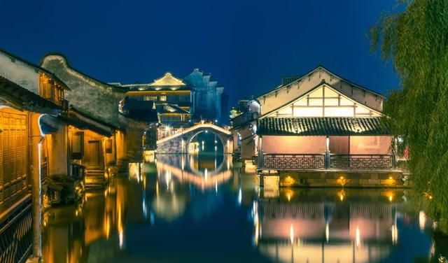 乌镇最美的时刻就是它的夜景,璀璨但不绚烂,带着江南古镇的温婉.