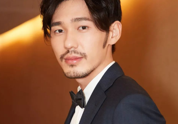 近30岁才走红的男明星镇魂两位主演上榜人气最火爆的是他