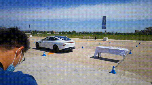 暴力与美学的对决 动态体验小鹏P7