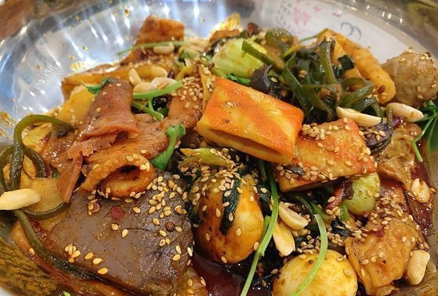 铁西这家不起眼却味道惊艳的麻辣烫小店,配上秘制烤串,绝了