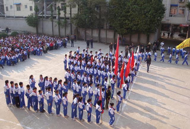 有些专家建议把中小学校服改为汉服样式,这个提议是否