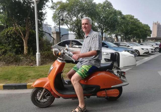 摩托车、电动车都相继被禁，孩子上学咋办？