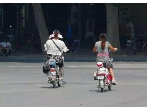 电动车强制装“脚蹬”惹争议，听完专家的话，车主：您来踩一脚看