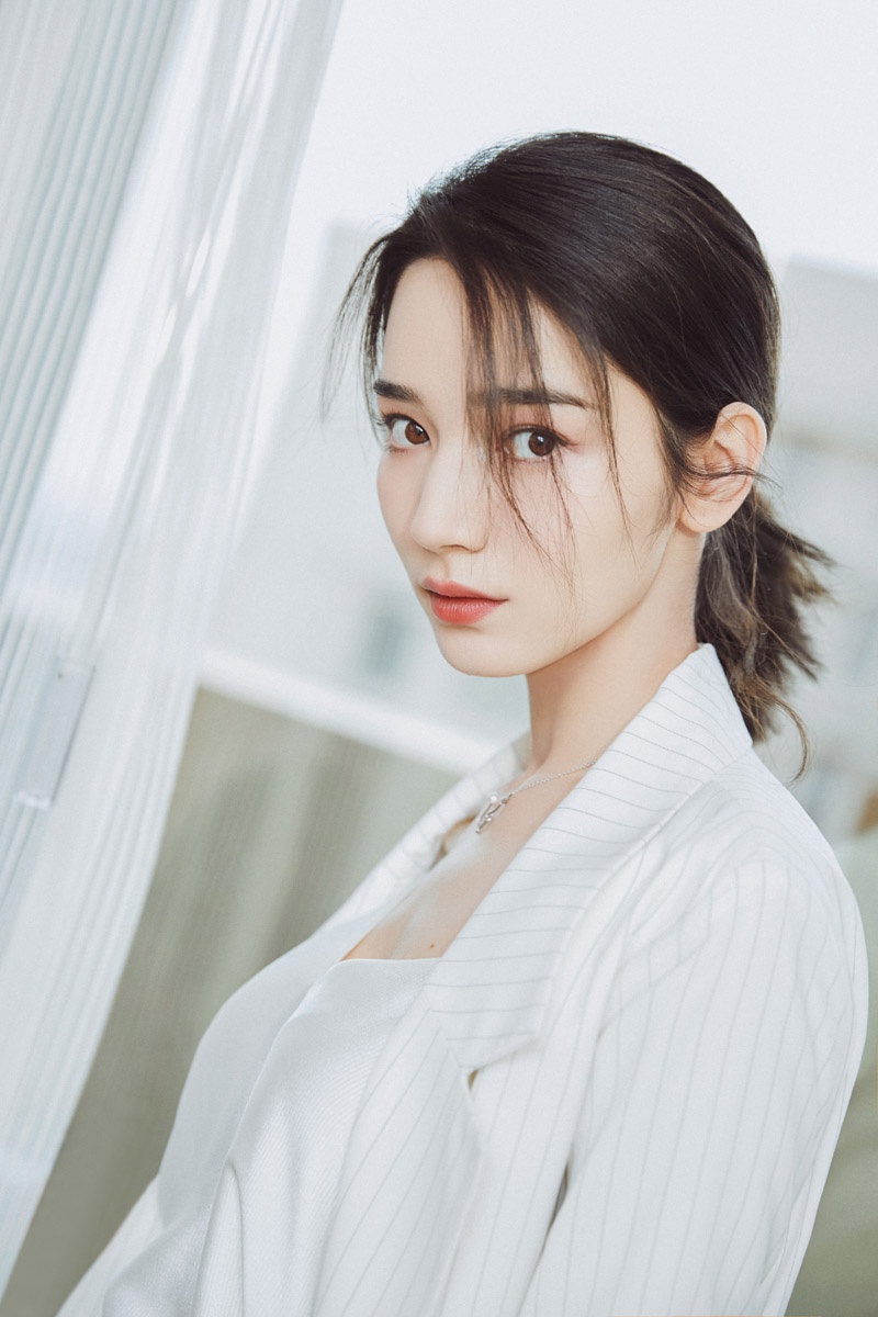 代斯成为了新晋的新疆四美之一,她跟着杨幂一起演了好几部电视剧,获得