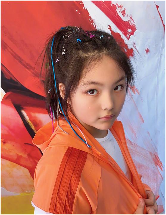 李湘太会养女儿,王诗龄近照变化大,身材纤细长相"异域