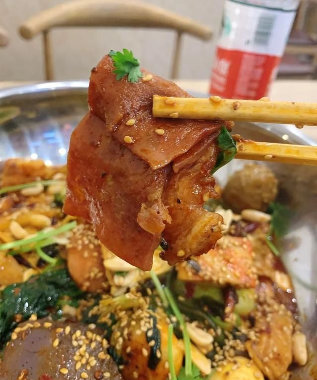 铁西这家不起眼却味道惊艳的麻辣烫小店,配上秘制烤串,绝了