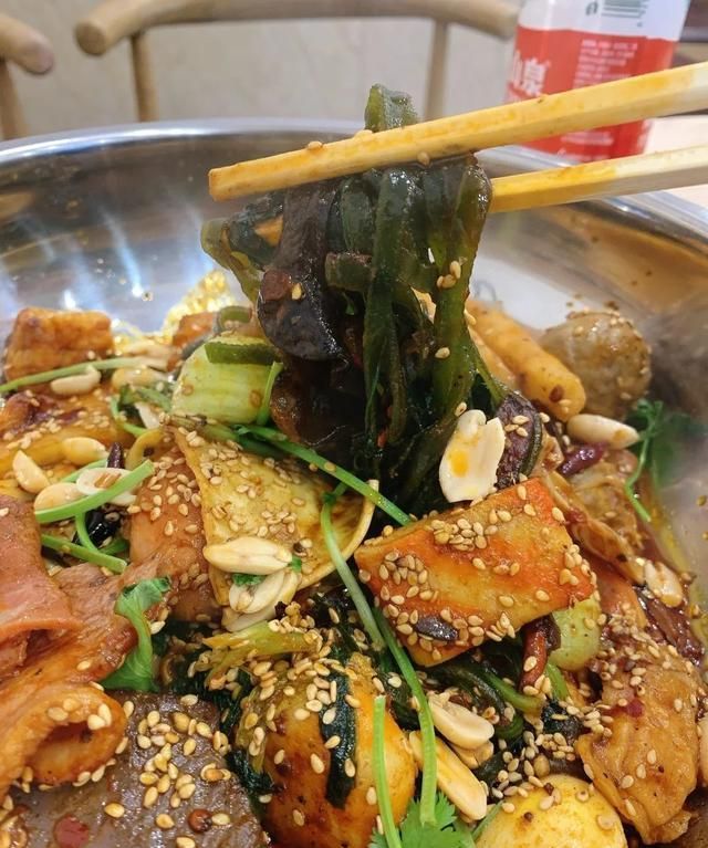 铁西这家不起眼却味道惊艳的麻辣烫小店,配上秘制烤串,绝了