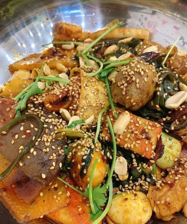 铁西这家不起眼却味道惊艳的麻辣烫小店,配上秘制烤串,绝了