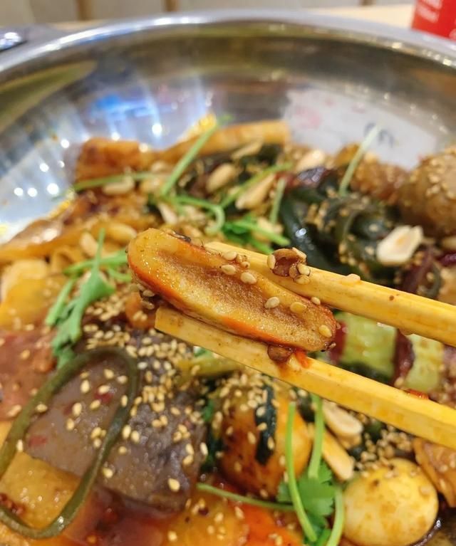 铁西这家不起眼却味道惊艳的麻辣烫小店,配上秘制烤串,绝了