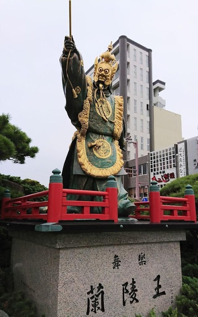 在本土的宫岛栈桥前有看到一座"舞乐兰陵王"的雕像,那就是严岛神社在