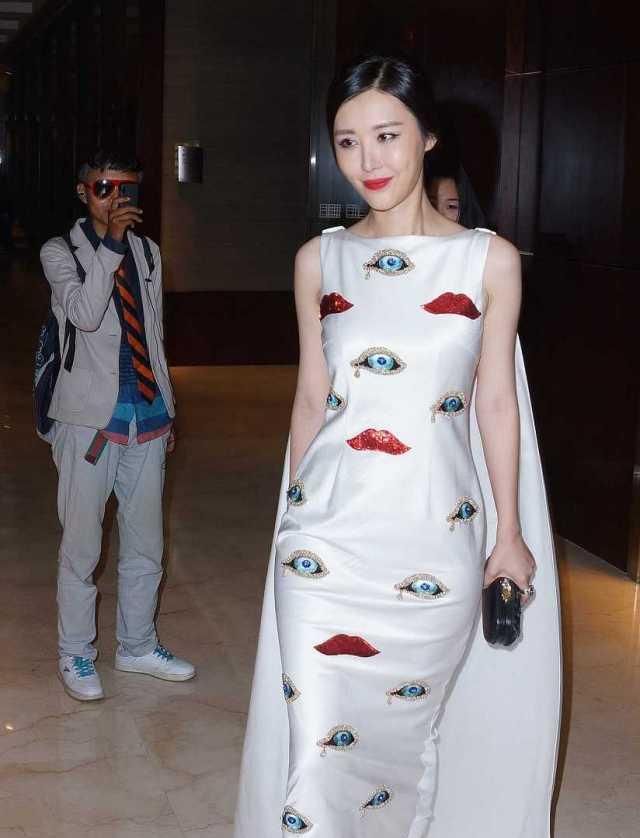 田朴珺一袭白色连衣裙,气质优雅不输女明星,真羡慕王石