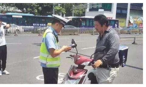 电动车“四禁”正式上线，大爷表示质疑，专家回答却被网友嘲笑