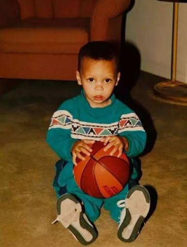 nba球星小时候的样子:姚明很潮 库里很萌 隆多像外星人