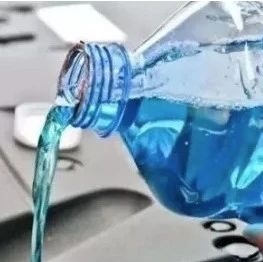 车上玻璃水用完了，能自己添加吗？维修工：小心发动机拉缸报废