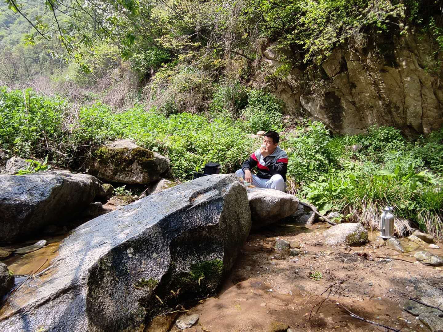 周末自驾西安抱龙峪,在秦岭终南山爬山玩水,喝茶赏花享受清凉